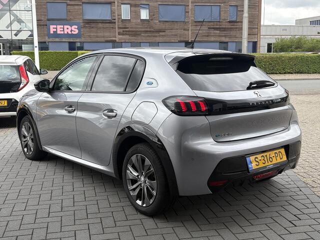 Peugeot e-208 EV Allure Pack 50 kWh | 98,7% SOH! | Achteruitrijcamera | Cruise Control | Navigatie | LM Velgen |
