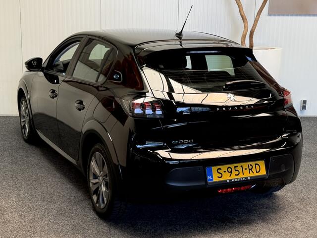 Peugeot e-208 EV ACTIVE PACK 50 kWH NAVIGATIE CRUISE CONTROL CLIMATE CONTROL BLUETOOTH TELEFOON APPLE CARPLAY/ANDROID 16" LICHTMETALEN VELGEN PDC ZEER MOOI !!