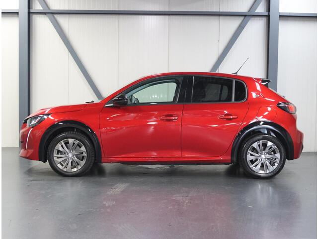 Peugeot e-208 Allure Pack 50kWh 136PK | 1ste eigenaar | ACCU 98% | Camera | AppleCarPlay/Android | Armsteun | LEER/Stof | LED | Climate Control | AUTOMAAT | Parkeersensoren | Isofix | Privacy Glass |