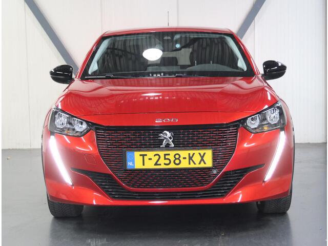 Peugeot e-208 Allure Pack 50kWh 136PK | 1ste eigenaar | ACCU 98% | Camera | AppleCarPlay/Android | Armsteun | LEER/Stof | LED | Climate Control | AUTOMAAT | Parkeersensoren | Isofix | Privacy Glass |