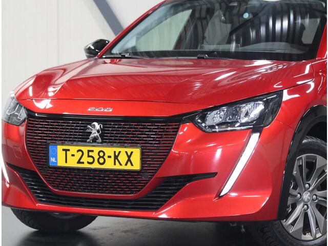 Peugeot e-208 Allure Pack 50kWh 136PK | 1ste eigenaar | ACCU 98% | Camera | AppleCarPlay/Android | Armsteun | LEER/Stof | LED | Climate Control | AUTOMAAT | Parkeersensoren | Isofix | Privacy Glass |