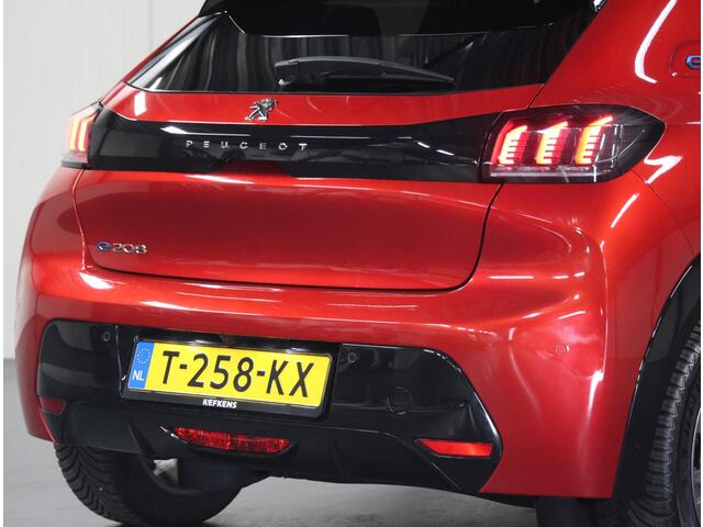 Peugeot e-208 Allure Pack 50kWh 136PK | 1ste eigenaar | ACCU 98% | Camera | AppleCarPlay/Android | Armsteun | LEER/Stof | LED | Climate Control | AUTOMAAT | Parkeersensoren | Isofix | Privacy Glass |