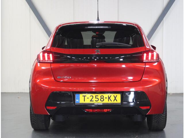 Peugeot e-208 Allure Pack 50kWh 136PK | 1ste eigenaar | ACCU 98% | Camera | AppleCarPlay/Android | Armsteun | LEER/Stof | LED | Climate Control | AUTOMAAT | Parkeersensoren | Isofix | Privacy Glass |
