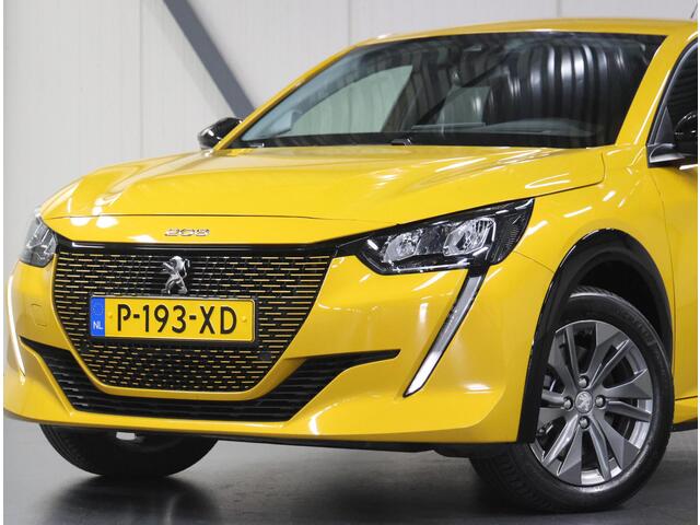 Peugeot e-208 EV Allure Pack 50 kWh 136PK | 1ste eigenaar | ACCU 95% | Camera | AppleCarPlay/AndroidAuto | Armsteun | Navigatie | LEER/Stof | LED | Climate Control | Cruise Control | AUTOMAAT | Parkeersensoren | Isofix | Privacy Glass |