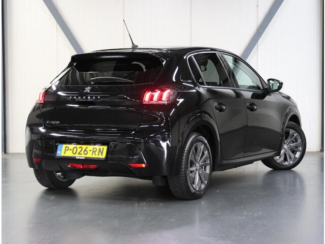 Peugeot e-208 EV Allure Pack 50 kWh 136PK | 1ste eigenaar | ACCU 93% | Camera | AppleCarPlay/AndroidAuto | Armsteun | Navigatie | LEER/Stof | LED | Climate Control | Cruise Control | AUTOMAAT | Parkeersensoren | Isofix | Privacy Glass |