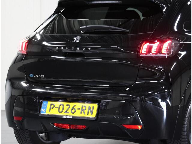 Peugeot e-208 EV Allure Pack 50 kWh 136PK | 1ste eigenaar | ACCU 93% | Camera | AppleCarPlay/AndroidAuto | Armsteun | Navigatie | LEER/Stof | LED | Climate Control | Cruise Control | AUTOMAAT | Parkeersensoren | Isofix | Privacy Glass |