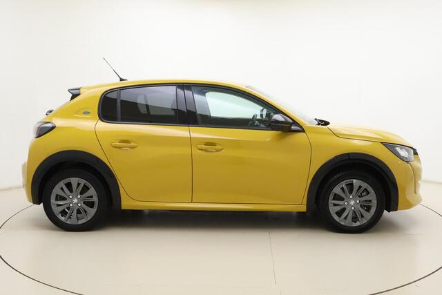 Peugeot e-208 EV Allure Pack 50 kWh | Achteruitrijcamera | Parkeersensoren | Keyless start | Climate control | Apple carplay/Android auto | Airco