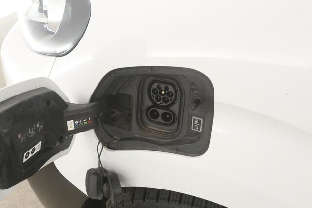 Peugeot e-Expert Premium Long 75 kWh L3H1 | Snelladen | SOH 94% | Airco | Carplay | 3 Zits | Navigatie | Trekhaak