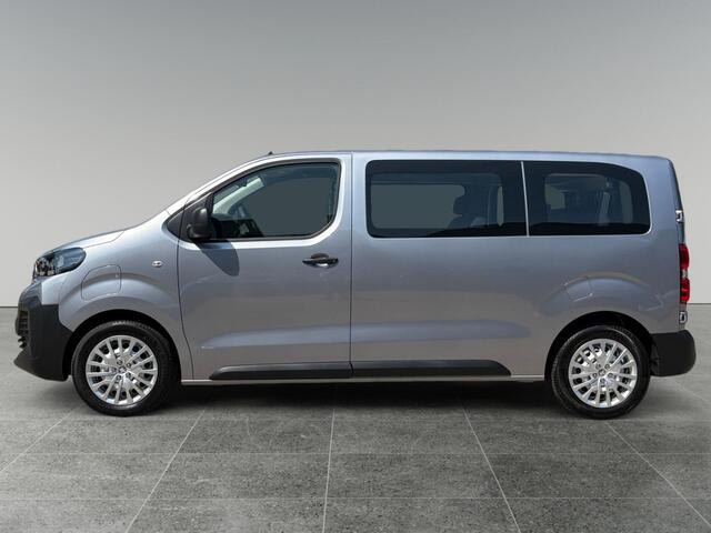 Peugeot e-Expert Combi L2 75kWh 136pk | 9-persoons | Achterdeuren met ramen | Multimedia | NAVI | Apple Carplay | Android Auto | Achteruitrijcamera | Bestuurdersstoel comfort met armsteun | 17 inch design doppen op stalen velg | van ¤62.595 voor ¤48.205 incl. BTW rijklaar