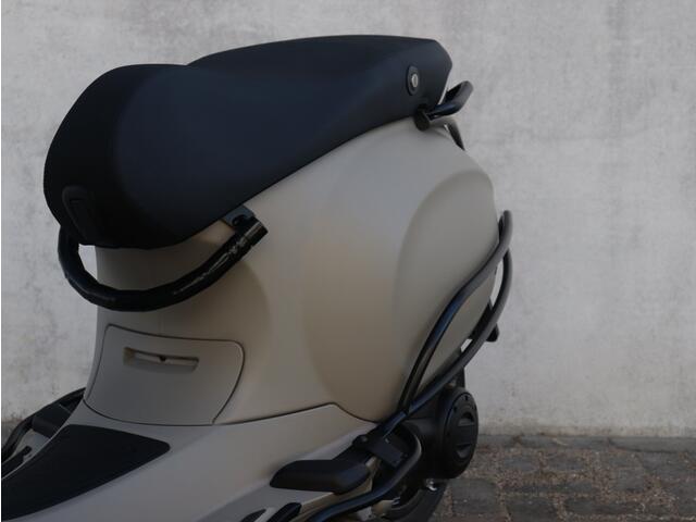 Piaggio Vespa Sprint Sprint 4T Sport | Desert Storm | LED | Zwarte Valbeugels | Full