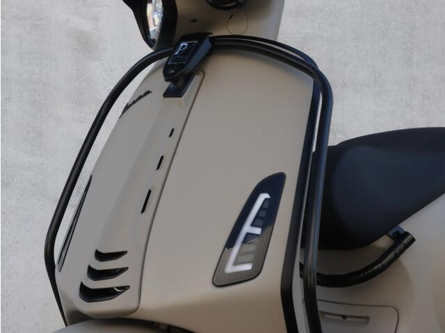 Piaggio Vespa Sprint Sprint 4T Sport | Desert Storm | LED | Zwarte Valbeugels | Full