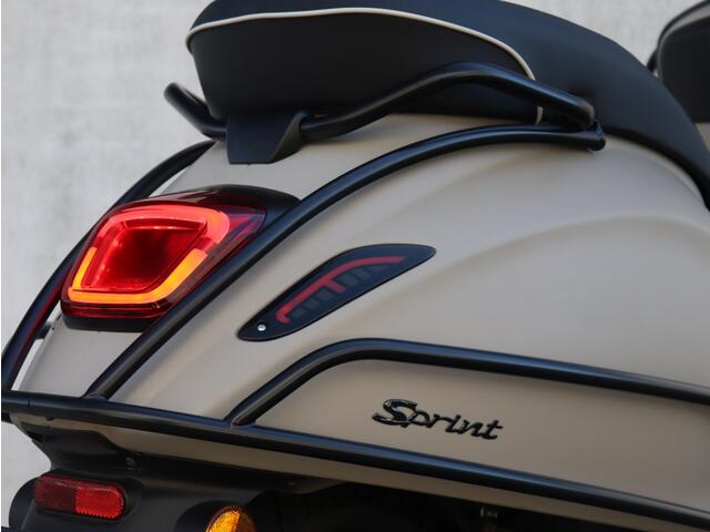 Piaggio Vespa Sprint Sprint 4T Sport | Desert Storm | LED | Zwarte Valbeugels | Full
