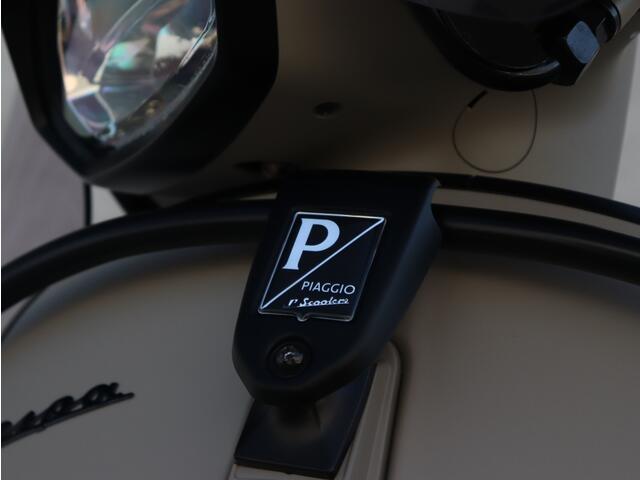 Piaggio Vespa Sprint Sprint 4T Sport | Desert Storm | LED | Zwarte Valbeugels | Full