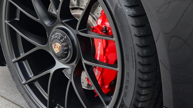 Porsche 911 Cabrio 3.0 Carrera GTS | BOSE Sound | Sportuitlaat | Achteruitrijcamera | GTS Interieurpakket karmijnrood