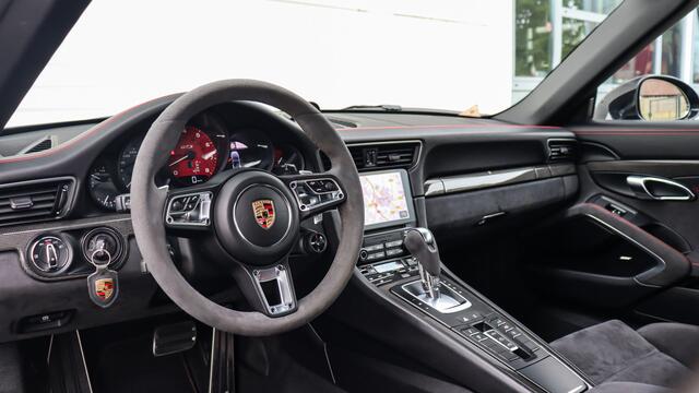 Porsche 911 Cabrio 3.0 Carrera GTS | BOSE Sound | Sportuitlaat | Achteruitrijcamera | GTS Interieurpakket karmijnrood