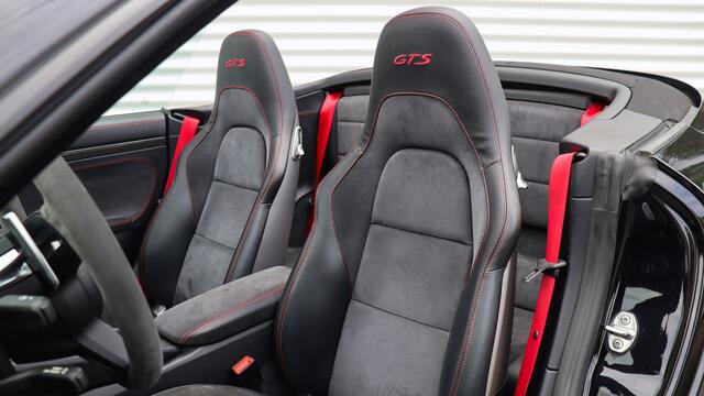 Porsche 911 Cabrio 3.0 Carrera GTS | BOSE Sound | Sportuitlaat | Achteruitrijcamera | GTS Interieurpakket karmijnrood