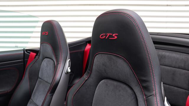 Porsche 911 Cabrio 3.0 Carrera GTS | BOSE Sound | Sportuitlaat | Achteruitrijcamera | GTS Interieurpakket karmijnrood