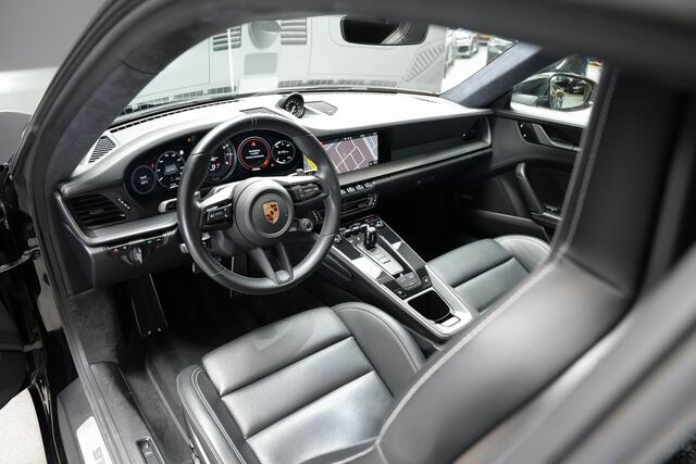 Porsche 911 3.0 Carrera S |porsche design pakket|porsche design sideskirts|achterasbesturing|matrix led koplampen|sport chrono pakket|sportuitlaat|alcantara hemel|panoramadak|360 camera|blind spot|