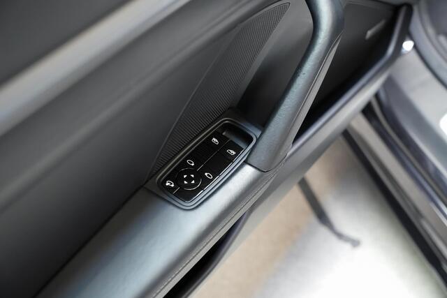 Porsche 911 3.0 Carrera S |porsche design pakket|porsche design sideskirts|achterasbesturing|matrix led koplampen|sport chrono pakket|sportuitlaat|alcantara hemel|panoramadak|360 camera|blind spot|
