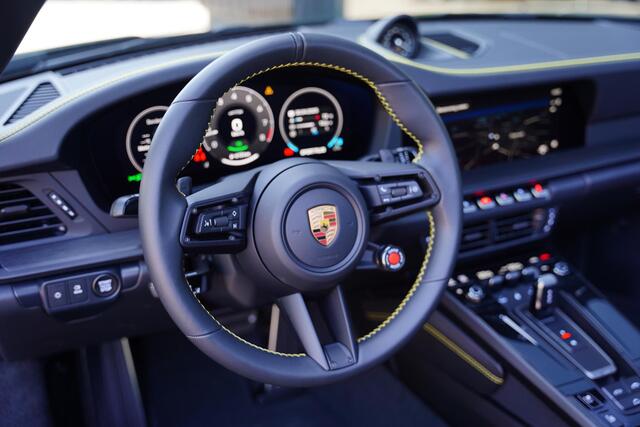 Porsche 911 Cabrio 3.0 Carrera GTS PTS Brewster Green Ceramic