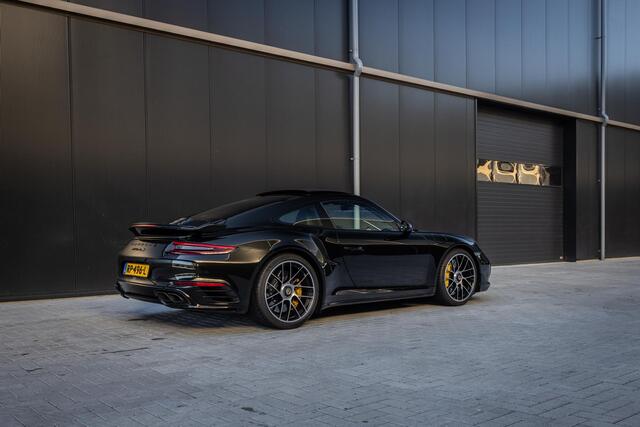 Porsche 911 (991.2) 3.8 Turbo S | NL Auto | 1ste Eigenaar | 580pk | Hefsysteem Vooras | Burmester High-End | Dark Olive Metallic | PDLS+ | Sport Chrono | Sportstoelen Plus 18-Weg ele. verstelbaar | Stoelventilatie | Adaptieve Cruise Control | PASM | PTV Plus |
