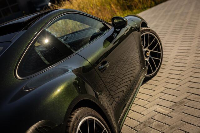 Porsche 911 (991.2) 3.8 Turbo S | NL Auto | 1ste Eigenaar | 580pk | Hefsysteem Vooras | Burmester High-End | Dark Olive Metallic | PDLS+ | Sport Chrono | Sportstoelen Plus 18-Weg ele. verstelbaar | Stoelventilatie | Adaptieve Cruise Control | PASM | PTV Plus |