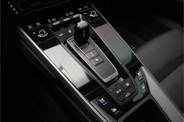 Porsche 911 3.0 Carrera 4S 450PK | ACC | Lift | 360 Cam | Sportdesign | PDLS+ | Krijt Grijs Sportuitlaat | Ventilatie + Verwarming | Sportchrono | Pano | Memory | Bose | Dealer O.H | Stuurverwarming | Alcantara | 992 4S | 18-wegs en Memory |Lederpack+ | 20/21"| N.