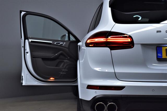 Porsche CAYENNE 3.0 S 416pk E-Hybrid Sport Chrono Org.NL Dealer OH Pano/Bose/Luchtvering/Carplay/Xenon/Navi/Led/Leer