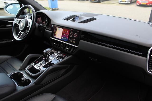 Porsche CAYENNE Coupé 3.0 E-Hybrid Automaat/Panoramadak/Navigatie/Apple carplay/Climate control/Cruise control adaptief/Elektrische achterklep/Achteruitrijcamera/Trekhaak elektrisch/Lederen bekleding/Elektrisch bedienbare voorstoelen/Voorstoelen en achterbank verwarmd/Li