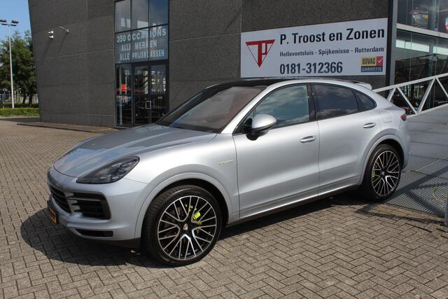 Porsche CAYENNE Coupé 3.0 E-Hybrid Automaat/Panoramadak/Navigatie/Apple carplay/Climate control/Cruise control adaptief/Elektrische achterklep/Achteruitrijcamera/Trekhaak elektrisch/Lederen bekleding/Elektrisch bedienbare voorstoelen/Voorstoelen en achterbank verwarmd/Li