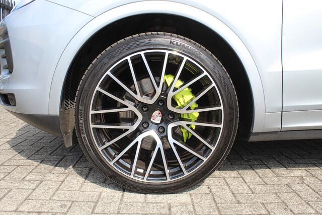 Porsche CAYENNE Coupé 3.0 E-Hybrid Automaat/Panoramadak/Navigatie/Apple carplay/Climate control/Cruise control adaptief/Elektrische achterklep/Achteruitrijcamera/Trekhaak elektrisch/Lederen bekleding/Elektrisch bedienbare voorstoelen/Voorstoelen en achterbank verwarmd/Li