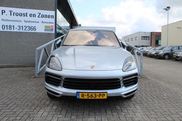 Porsche CAYENNE Coupé 3.0 E-Hybrid Automaat/Panoramadak/Navigatie/Apple carplay/Climate control/Cruise control adaptief/Elektrische achterklep/Achteruitrijcamera/Trekhaak elektrisch/Lederen bekleding/Elektrisch bedienbare voorstoelen/Voorstoelen en achterbank verwarmd/Li