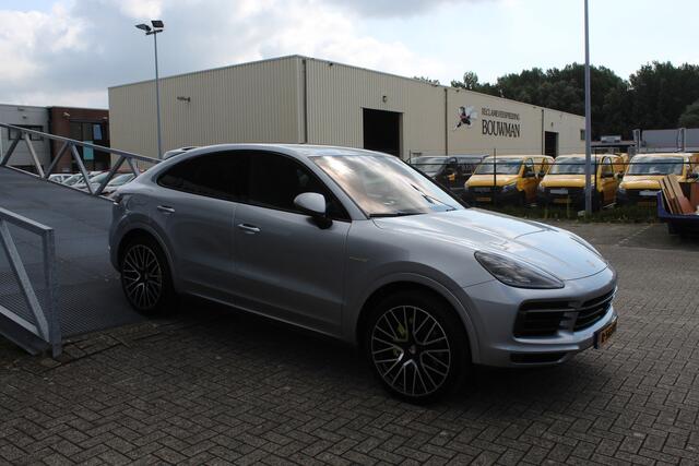 Porsche CAYENNE Coupé 3.0 E-Hybrid Automaat/Panoramadak/Navigatie/Apple carplay/Climate control/Cruise control adaptief/Elektrische achterklep/Achteruitrijcamera/Trekhaak elektrisch/Lederen bekleding/Elektrisch bedienbare voorstoelen/Voorstoelen en achterbank verwarmd/Li