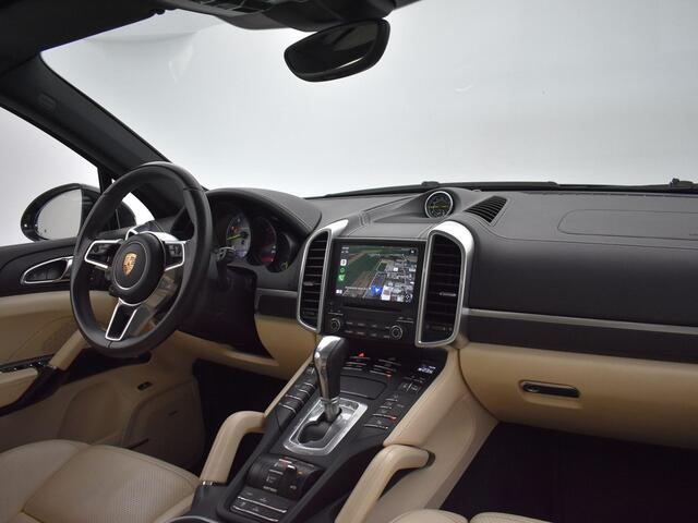 Porsche CAYENNE 3.0 S E-HYBRID + ADAPTIVE CRUISE / LUCHTVERING / PANORAMA / CARPLAY / CAMERA
