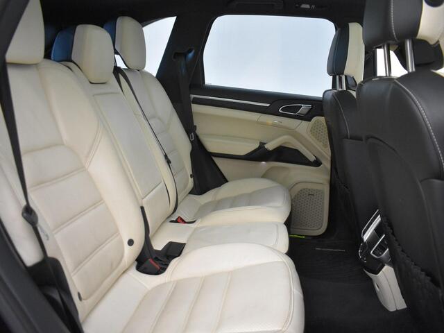 Porsche CAYENNE 3.0 S E-HYBRID + ADAPTIVE CRUISE / LUCHTVERING / PANORAMA / CARPLAY / CAMERA
