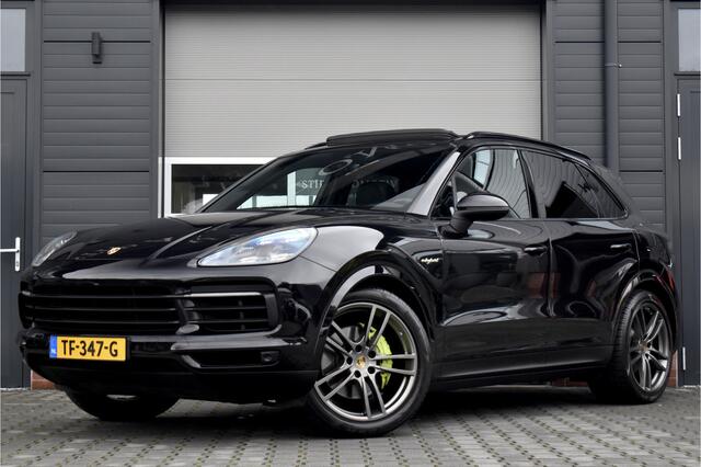 Porsche CAYENNE 3.0 E-Hybrid 462pk | Panoramadak | Sport Chrono | Trekhaak wegkl. | Bose | Luchtvering | Soft Close | LED-Matrix | Orig. NL |