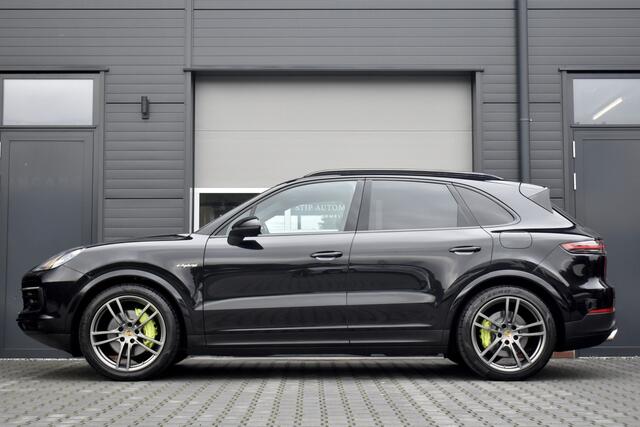 Porsche CAYENNE 3.0 E-Hybrid 462pk | Panoramadak | Sport Chrono | Trekhaak wegkl. | Bose | Luchtvering | Soft Close | LED-Matrix | Orig. NL |