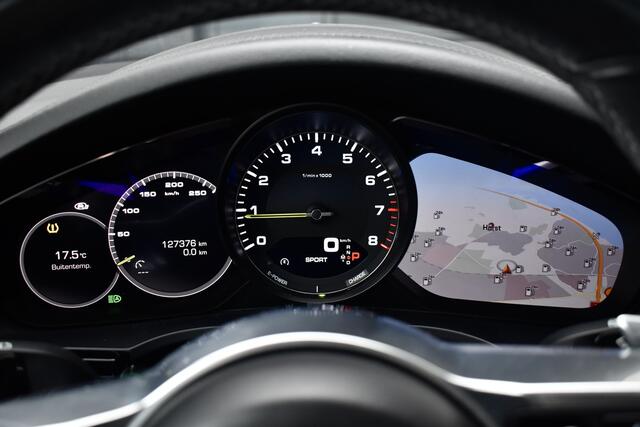 Porsche CAYENNE 3.0 E-Hybrid 462pk | Panoramadak | Sport Chrono | Trekhaak wegkl. | Bose | Luchtvering | Soft Close | LED-Matrix | Orig. NL |