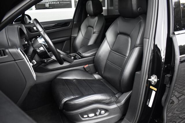 Porsche CAYENNE 3.0 E-Hybrid 462pk | Panoramadak | Sport Chrono | Trekhaak wegkl. | Bose | Luchtvering | Soft Close | LED-Matrix | Orig. NL |