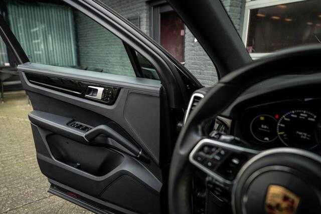 Porsche CAYENNE 3.0 E-Hybrid Pano, Leder, Lucht/V, Sport Chrono, Trekhaak, 21LM, Comfort Stoelen 14 Weg,