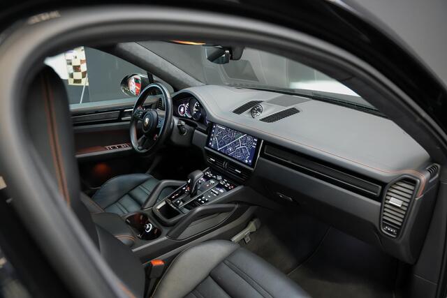 Porsche CAYENNE Coupé 4.0 640pk Turbo GT |carbon exterieurpakket|oranje remklauwen en oranje stiksels|softclose|meesturende achteras|keramisch|carbon dak|zwarte pdls koplampen|stoelventilatie|blind spot|sport chrono|