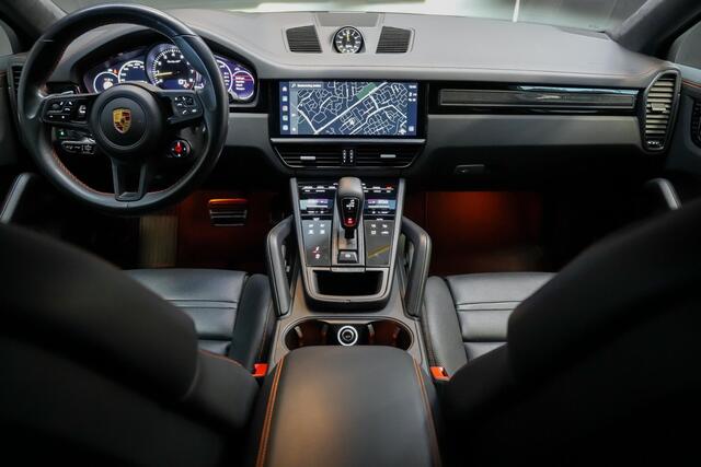 Porsche CAYENNE Coupé 4.0 640pk Turbo GT |carbon exterieurpakket|oranje remklauwen en oranje stiksels|softclose|meesturende achteras|keramisch|carbon dak|zwarte pdls koplampen|stoelventilatie|blind spot|sport chrono|