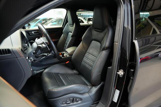 Porsche CAYENNE Coupé 4.0 640pk Turbo GT |carbon exterieurpakket|oranje remklauwen en oranje stiksels|softclose|meesturende achteras|keramisch|carbon dak|zwarte pdls koplampen|stoelventilatie|blind spot|sport chrono|