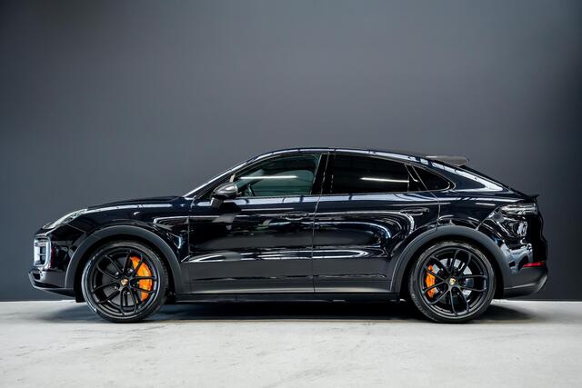 Porsche CAYENNE Coupé 4.0 640pk Turbo GT |carbon exterieurpakket|oranje remklauwen en oranje stiksels|softclose|meesturende achteras|keramisch|carbon dak|zwarte pdls koplampen|stoelventilatie|blind spot|sport chrono|