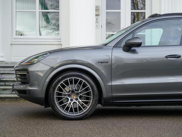 Porsche CAYENNE 3.0 E-Hybrid | Pano | Luchtvering | Night vision | Bose | Sport chrono |