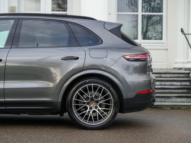 Porsche CAYENNE 3.0 E-Hybrid | Pano | Luchtvering | Night vision | Bose | Sport chrono |