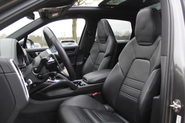 Porsche CAYENNE 3.0 E-Hybrid / Trekhaak / Panoramadak / 360Camera / Head-up / 21'' / Keyless / Bose / Sportchrono / Softclose / Stuurverwarming / Leder / Cruise Control