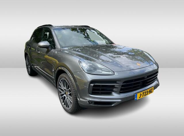 Porsche CAYENNE 3.0 E-Hybrid / Trekhaak / Panoramadak / 360Camera / Head-up / 21'' / Keyless / Bose / Sportchrono / Softclose / Stuurverwarming / Leder / Cruise Control