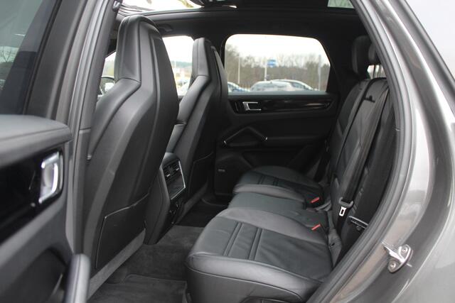 Porsche CAYENNE 3.0 E-Hybrid / Trekhaak / Panoramadak / 360Camera / Head-up / 21'' / Keyless / Bose / Sportchrono / Softclose / Stuurverwarming / Leder / Cruise Control