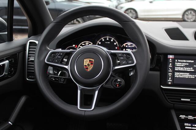 Porsche CAYENNE 3.0 E-Hybrid / Trekhaak / Panoramadak / 360Camera / Head-up / 21'' / Keyless / Bose / Sportchrono / Softclose / Stuurverwarming / Leder / Cruise Control